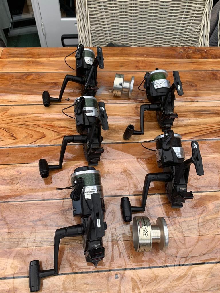 5 mooie shimano 4500 baitrunners met 2 reserve spoel, Ophalen, Zo goed als nieuw, Molen