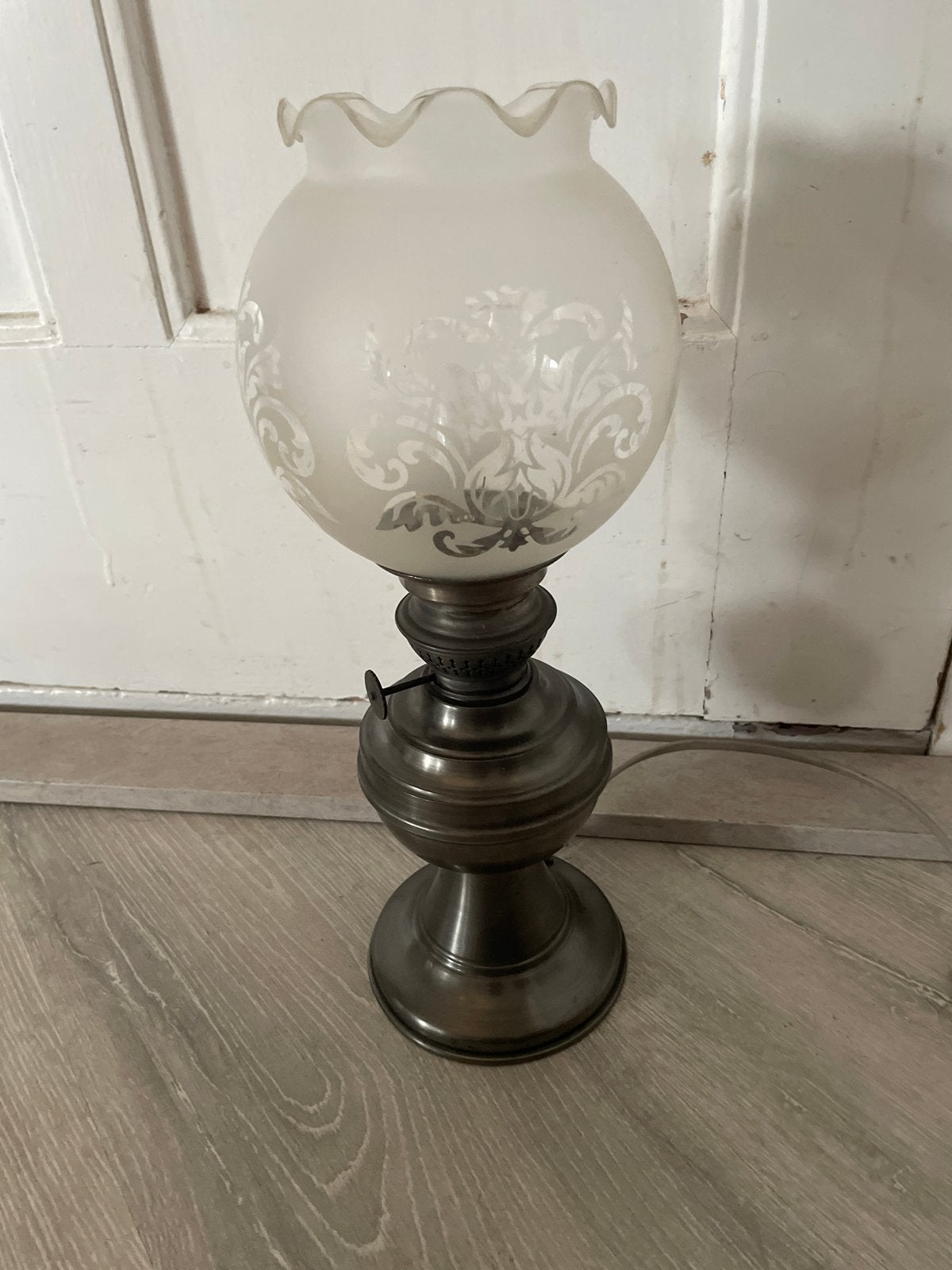 Antieke olielamp met gedecoreerde glazen kap, Ophalen of Verzenden