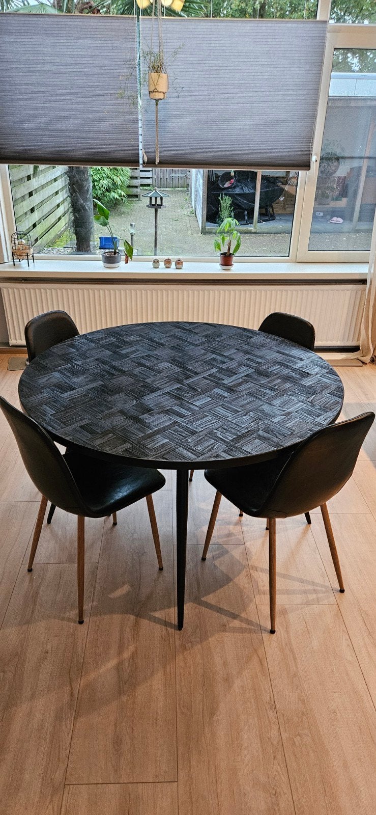 Ronde eettafel 130cm en 4 stoelen, Huis en Inrichting, Ophalen, Modern, Scandinavisch, Rond, Zo goed als nieuw