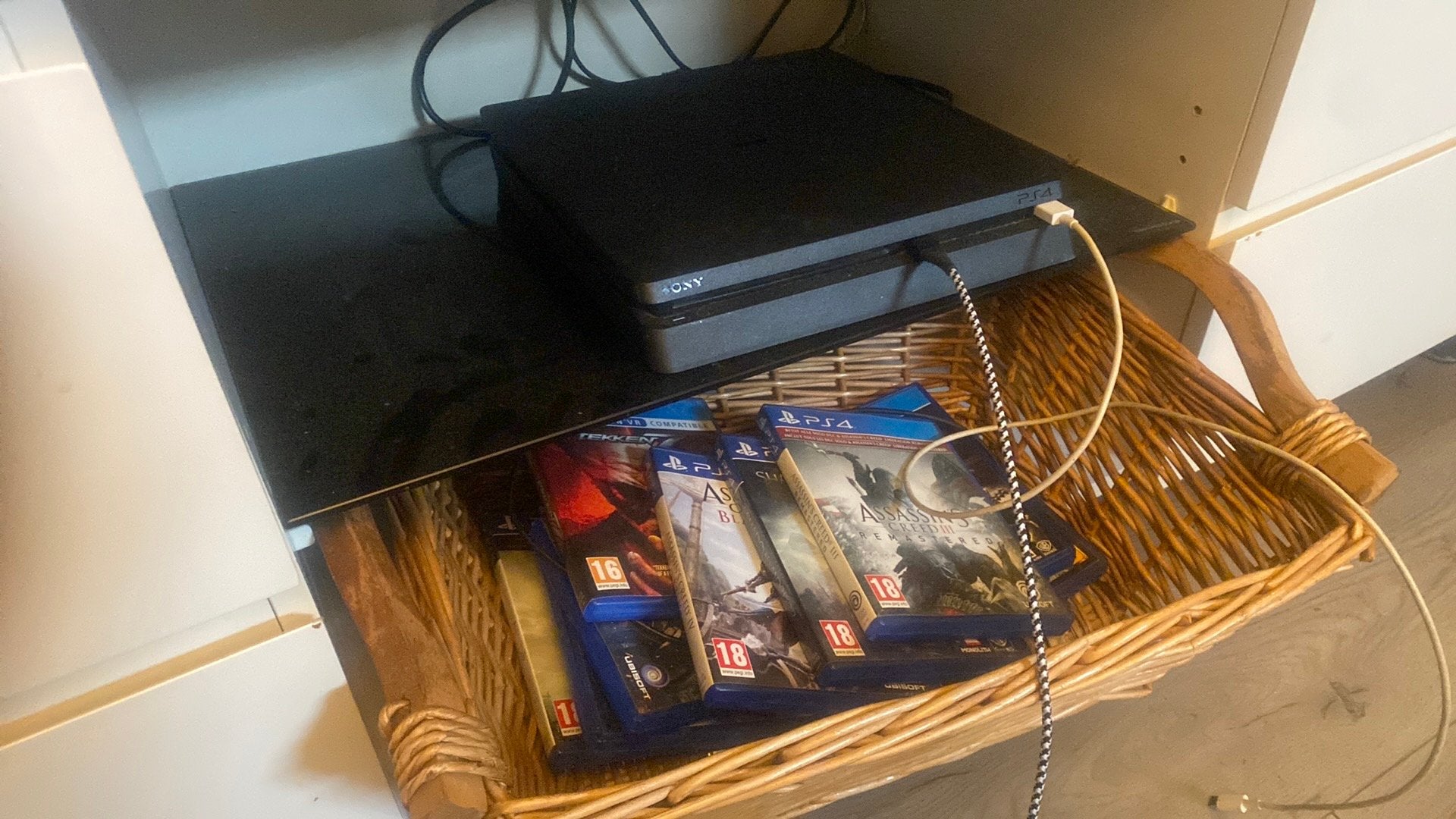 Playstation 4 slim met controller en 10 games weg is weg