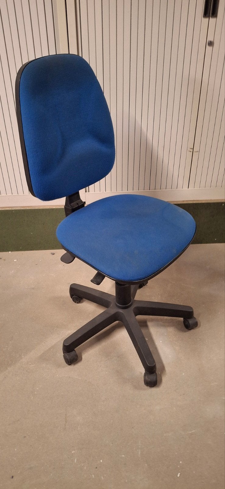 Blauwe bureaustoel zonder armleuningen, Ophalen, Gebruikt, Blauw, Onbekend