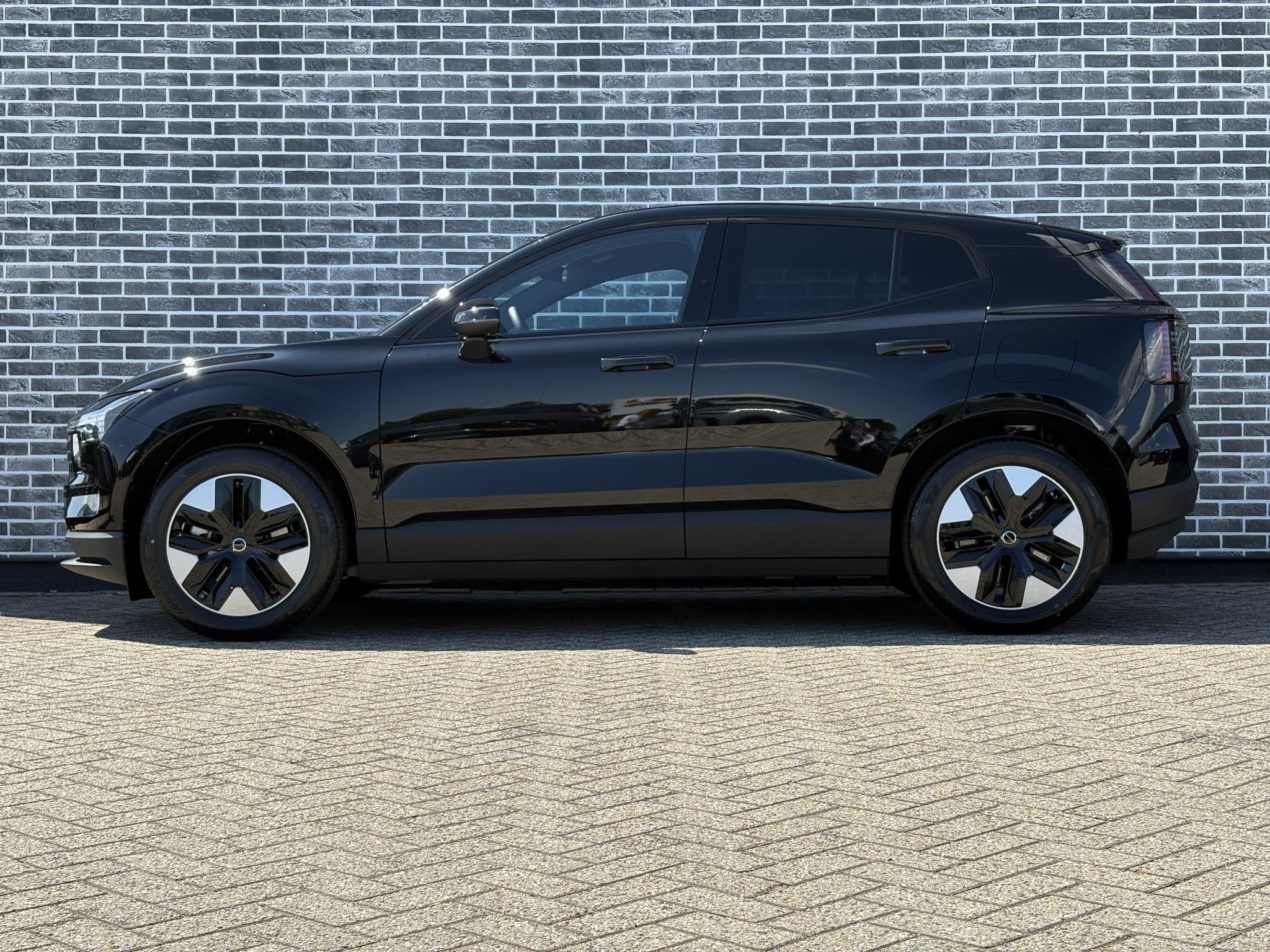 Volvo EX30 P3 Plus Europa 51 kWh | Extra getint glas achter, Auto's, Volvo, Automaat, Achterwielaandrijving, Leder en Stof, Zwart