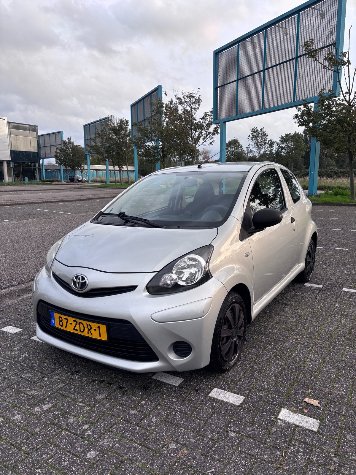 Toyota Aygo 1.0 12V Vvt-i 3DRS MMT 2012 Grijs, Auto's, Voorwielaandrijving, 4 stoelen, Origineel Nederlands, Handgeschakeld