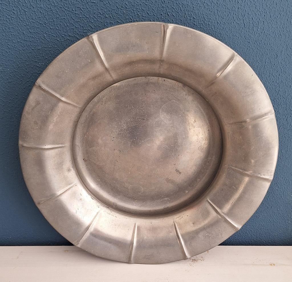 Tinnen schaal met een decoratieve rand., Antiek en Kunst, Antiek | Tin, Ophalen of Verzenden