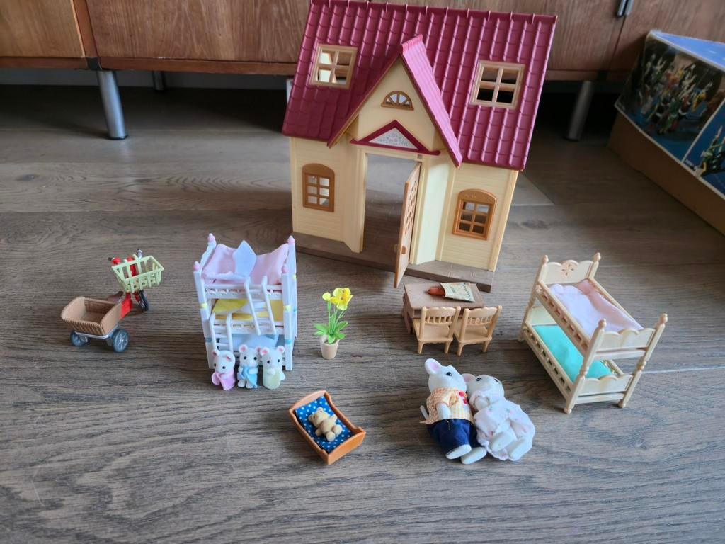 Sylvanian Families huis met Meubels en Figuren, Ophalen of Verzenden, Gebruikt, Poppenhuis