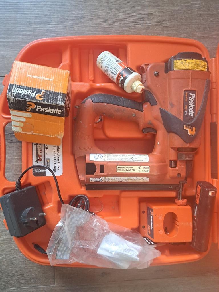 Paslode IM65 F16 tacker met accessoires, Ophalen