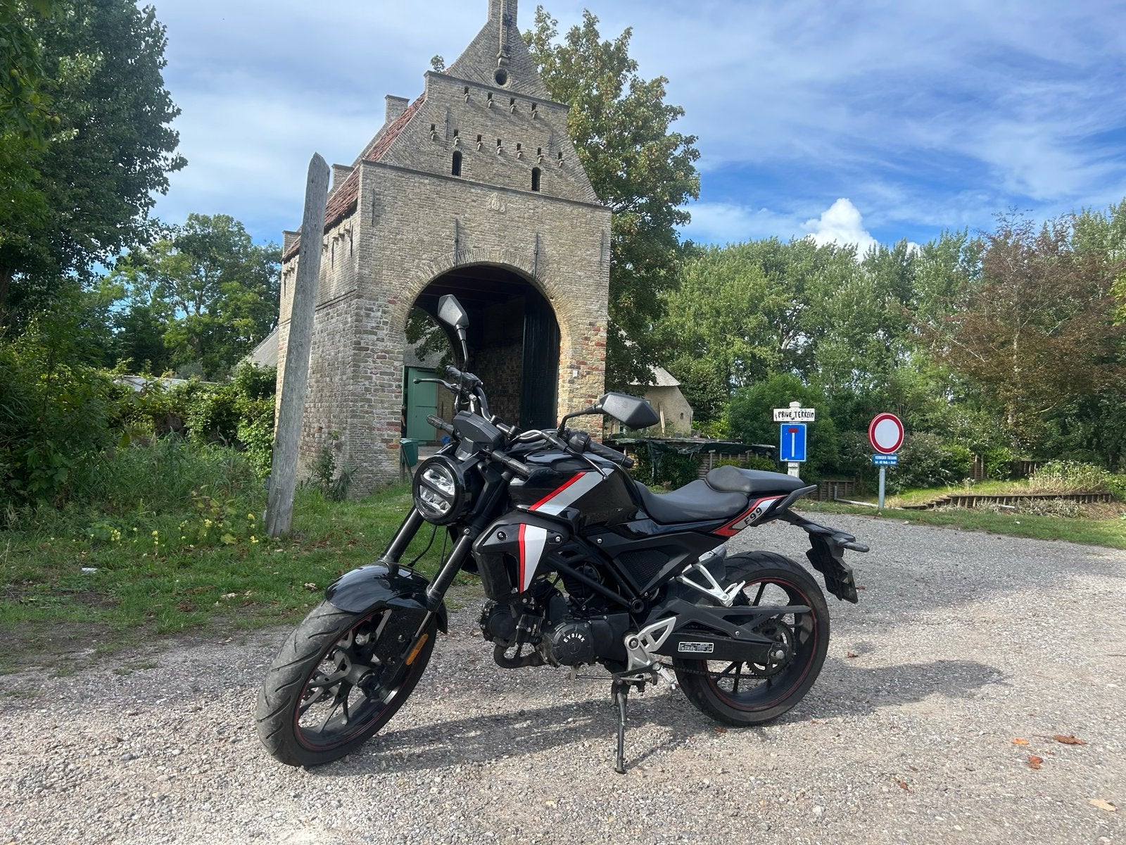 Nette Killerbee F99 - Brommer met motorfiets looks, Ophalen, Maximaal 45 km/u, Zo goed als nieuw, 4 versnellingen