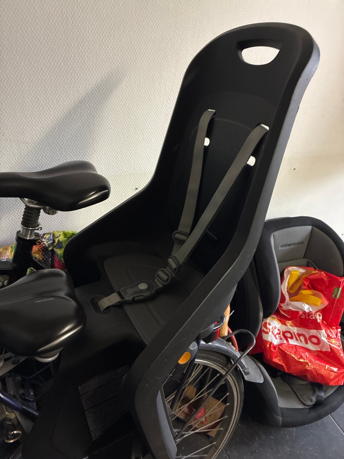 Polisport achterzitje voor kinderfiets - Zo goed als nieuw, Ophalen, Achterzitje, Voetsteuntjes, 9 t/m 18 kg