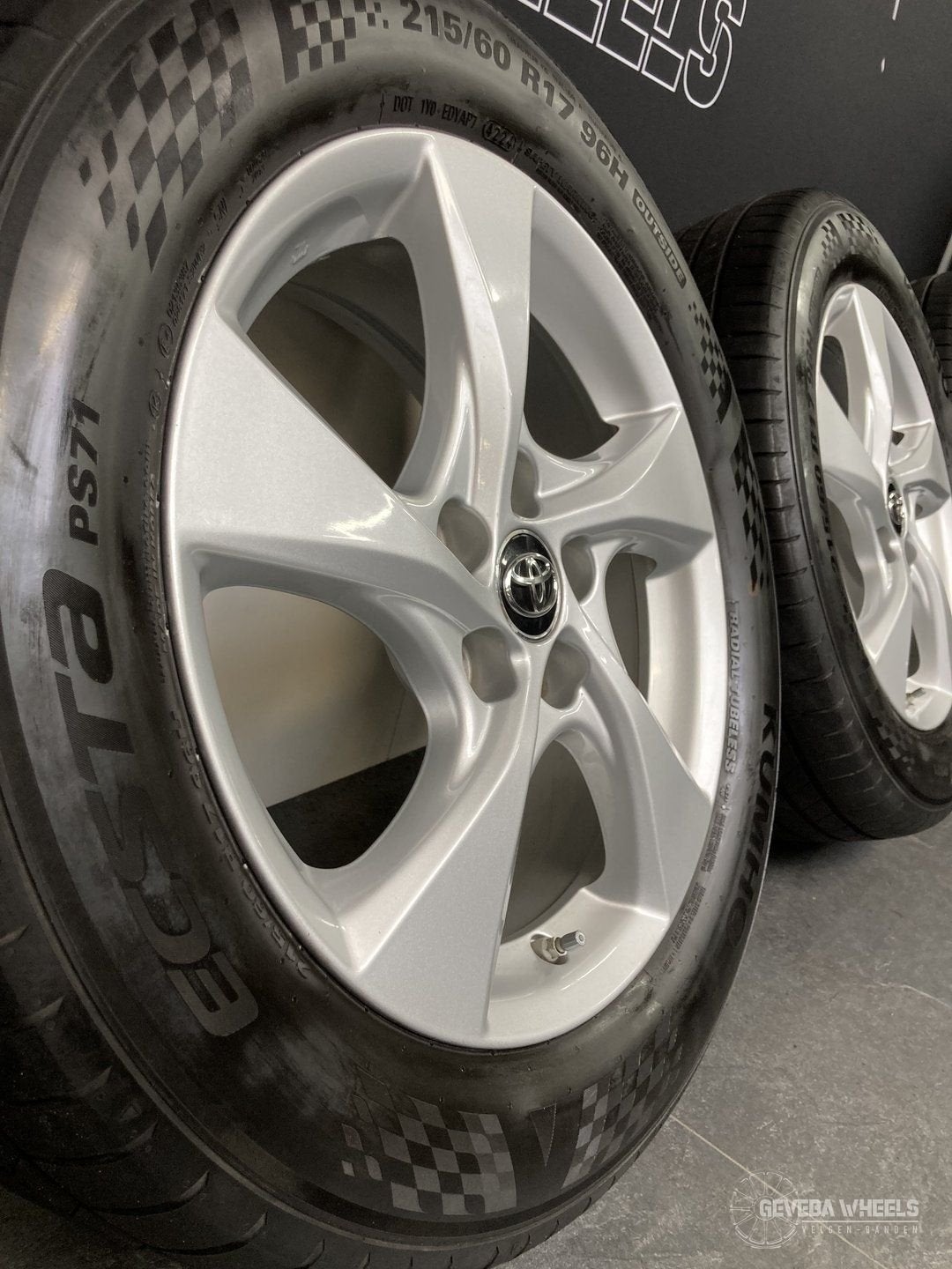 17” originele Toyota C-HR velgen + banden 5x114.3 TPMS AWM, Auto-onderdelen, -, -, Banden en Velgen, 17 inch