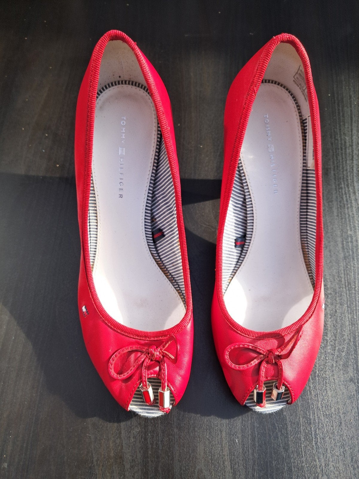 Tommy Hilfiger rode pumps met open neus, Kleding | Dames, Pumps, Ophalen of Verzenden, Gedragen, Rood