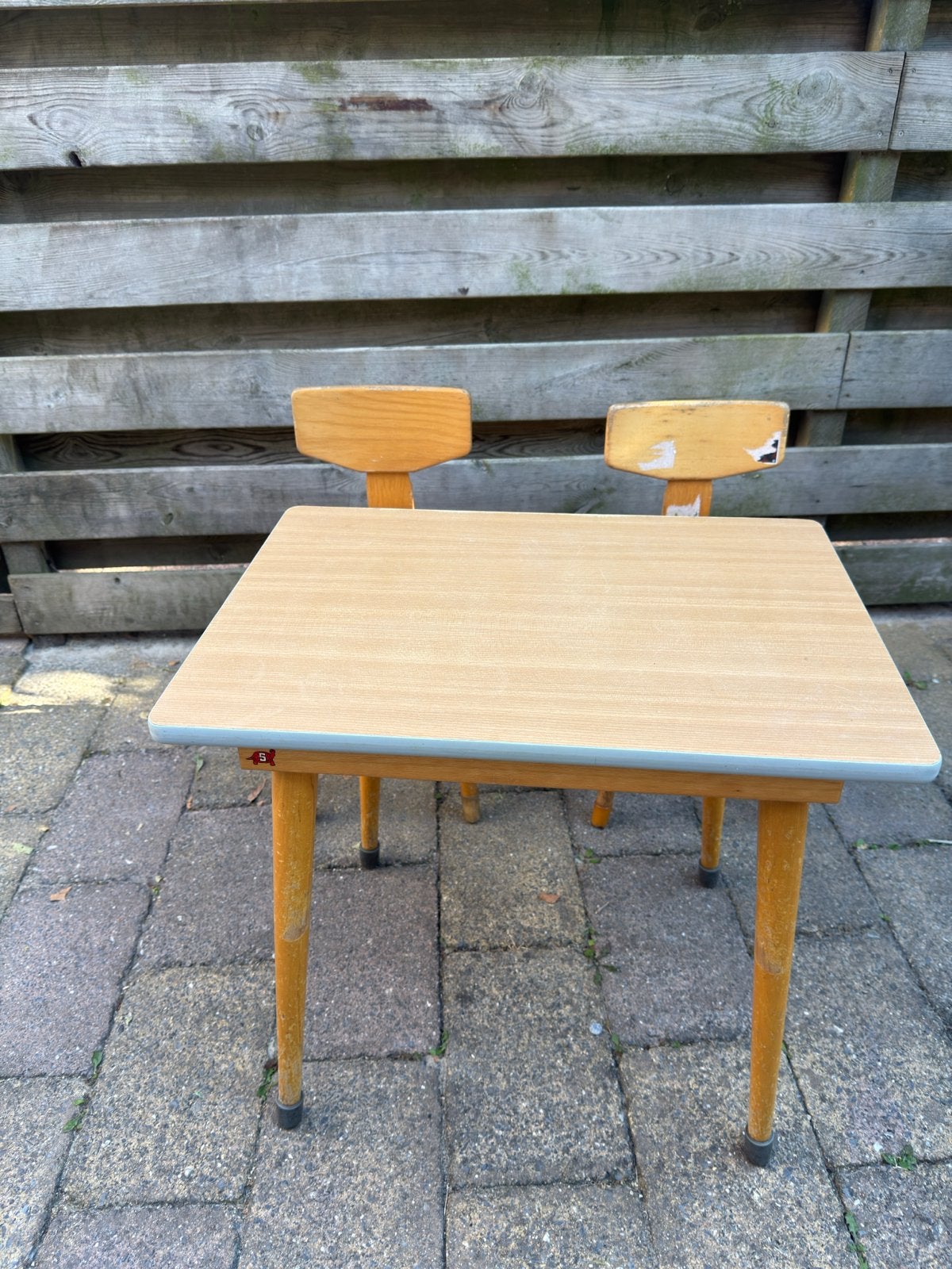 Kindertafel met twee stoeltjes - 60x42x56 cm, Ophalen, Gebruikt, Tafel(s) en Stoel(en)