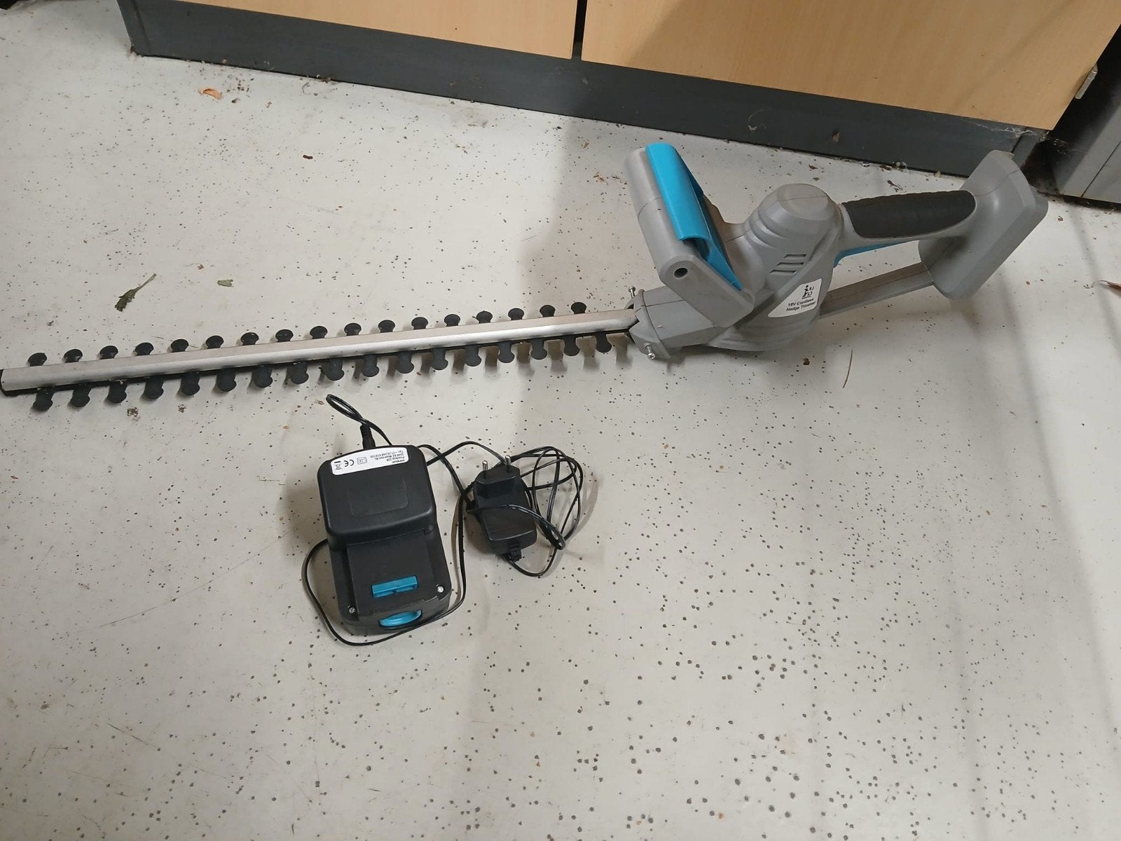Heggenschaar op accu met lader en doos, Tuin en Terras, Ophalen of Verzenden, Gebruikt, Accu, Onbekend