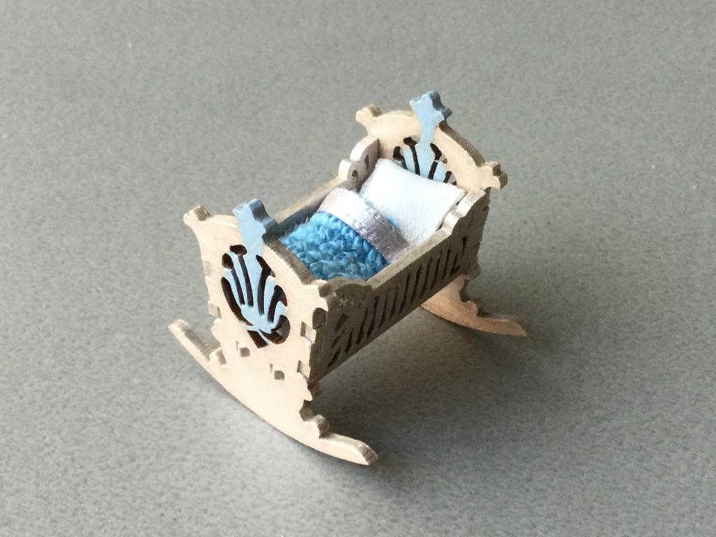 Poppenhuis bedje, Ophalen of Verzenden, Zo goed als nieuw, Poppenhuis