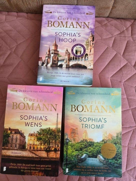 De Kleuren van Schoonheid (GESIGNEERDE deel 1) Corina Bomann, Boeken, Ophalen of Verzenden, Gelezen, Corina Bomann
