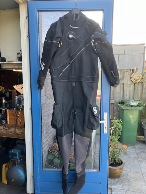 duikpak droogpak, Watersport en Boten, Duiken, Ophalen of Verzenden, Zo goed als nieuw, Duikpak