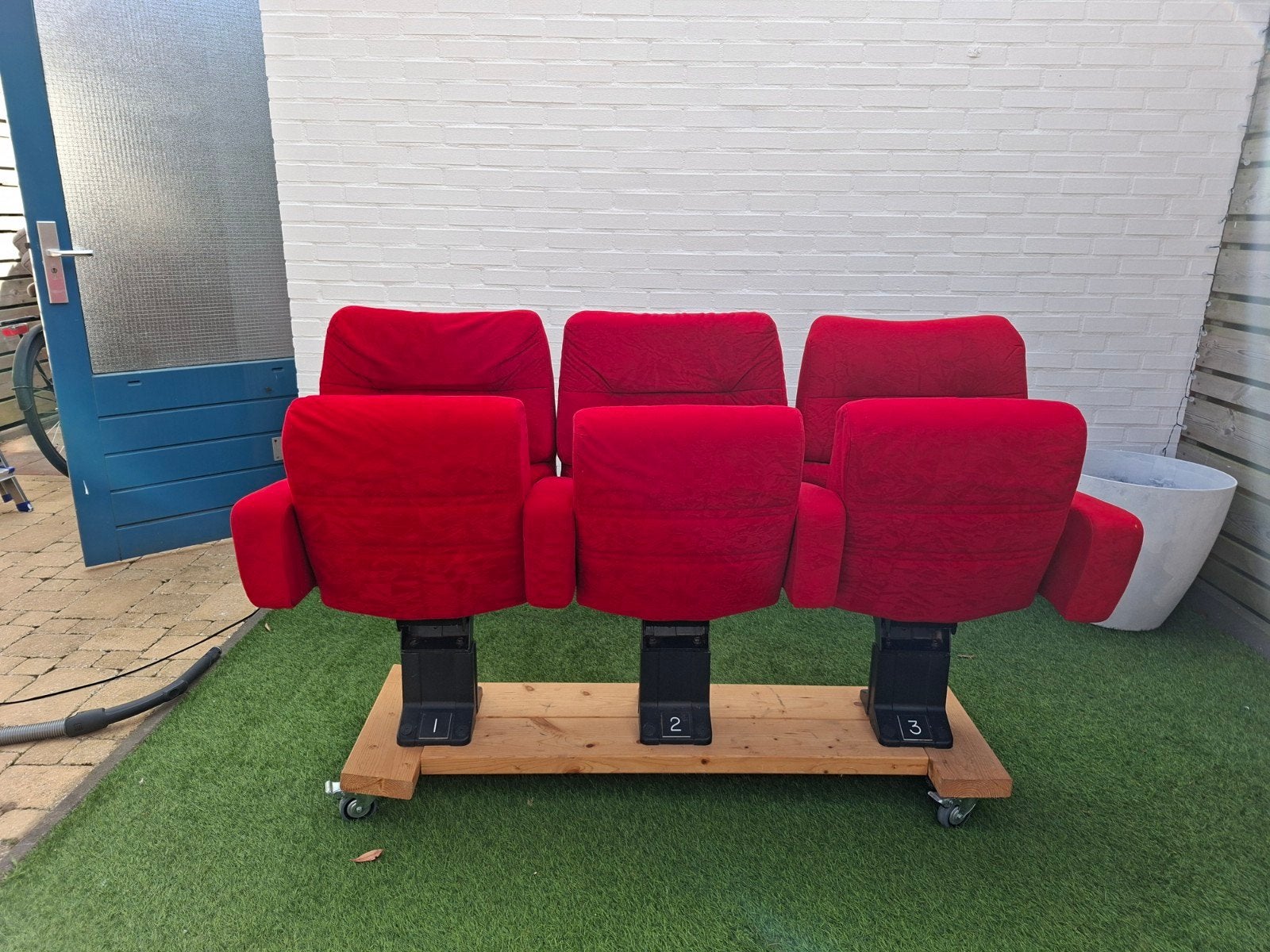 Set van 3 rode bioscoopstoelen op wielen, Ophalen, Gebruikt, Bioscoop, Retro, Industrieel, Drie