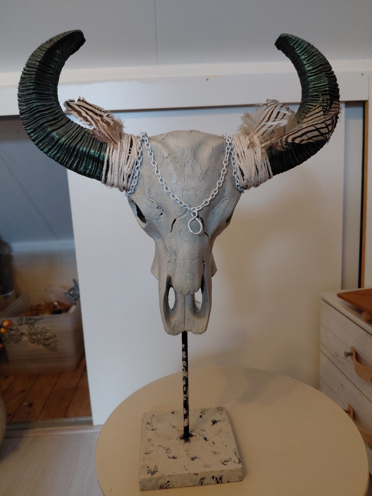 Decoratieve schedel met hoorns en kettingen, Huis en Inrichting, Ophalen, Vintage, Gebruikt, Overige materialen