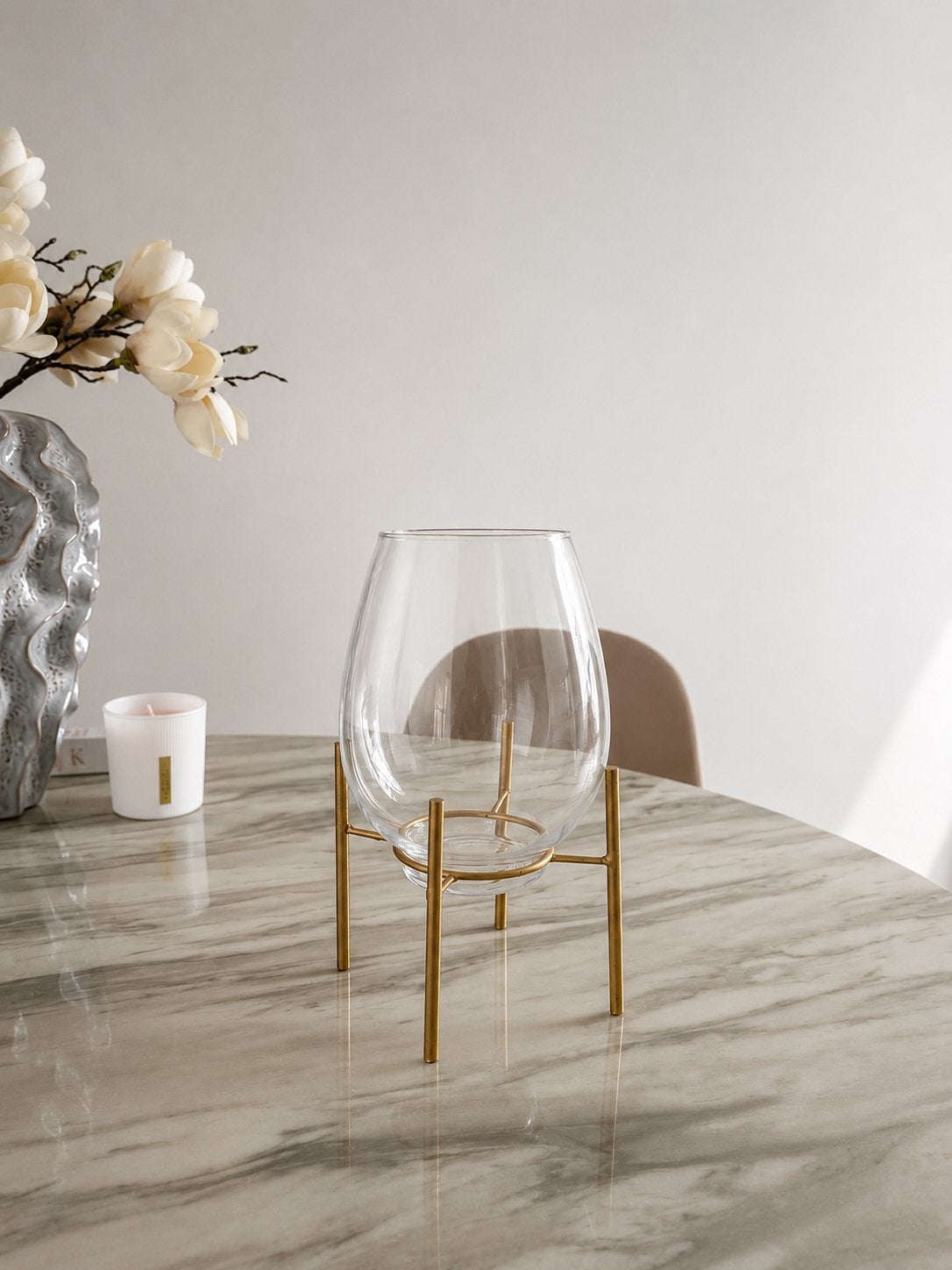 Moderne glazen vaas op gouden standaard, Huis en Inrichting, Op voet, Transparant, Ophalen of Verzenden, Glas