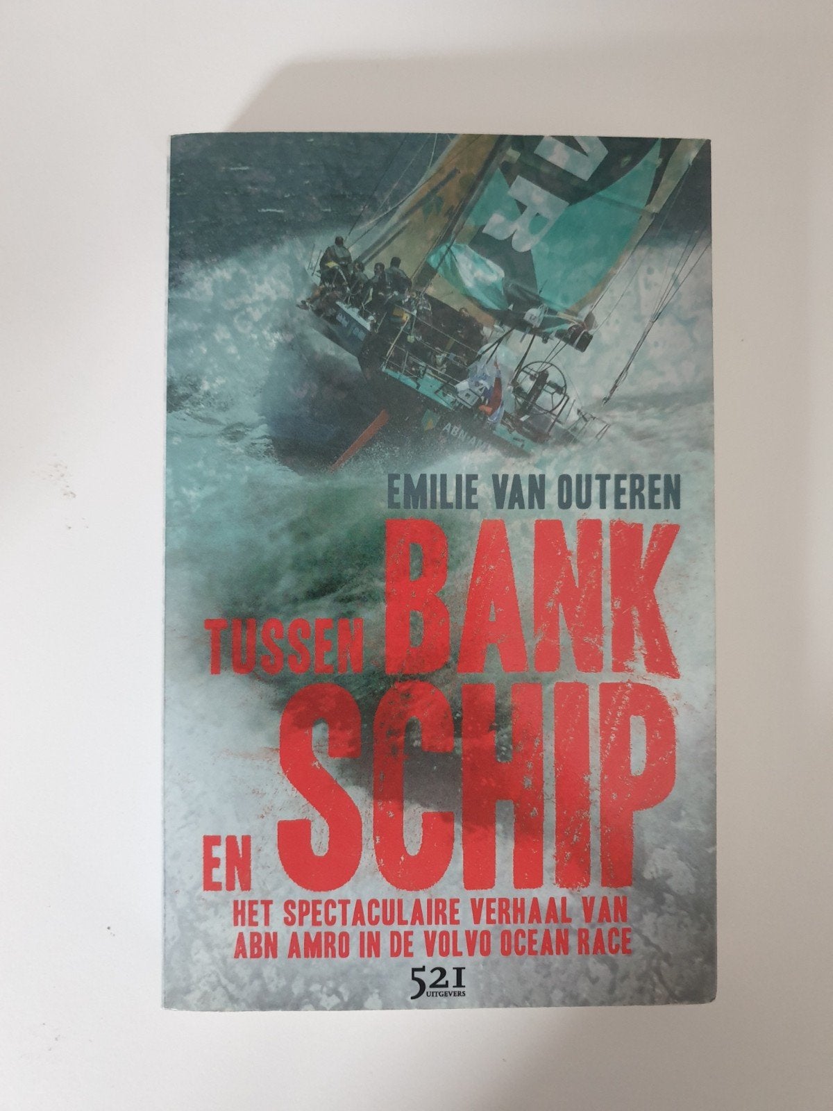 Tussen Bank en Schip - Emilie van Outeren, Boeken, Ophalen of Verzenden, Gelezen, Emilie van Outeren