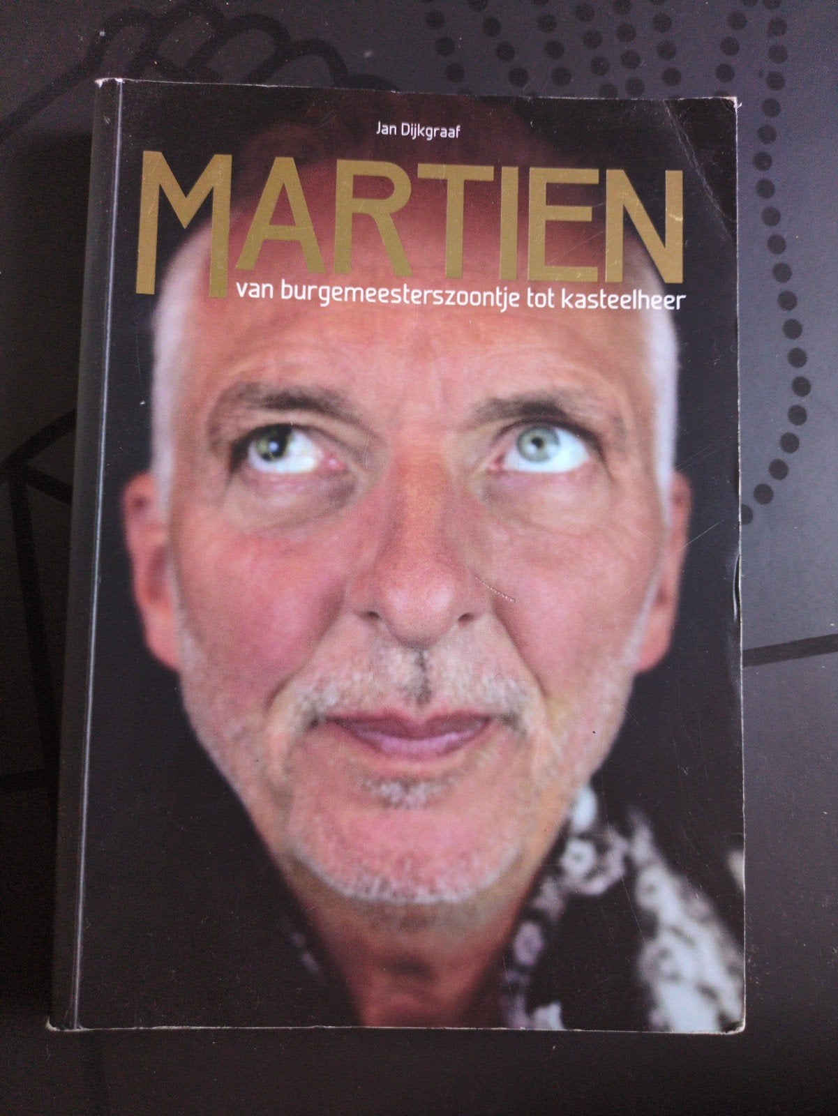 Martien: Van burgemeesterszoontje tot kasteelheer, Boeken, Biografieën, Ophalen of Verzenden, Gelezen, Jan Dijkgraaf, Film, Tv en Media