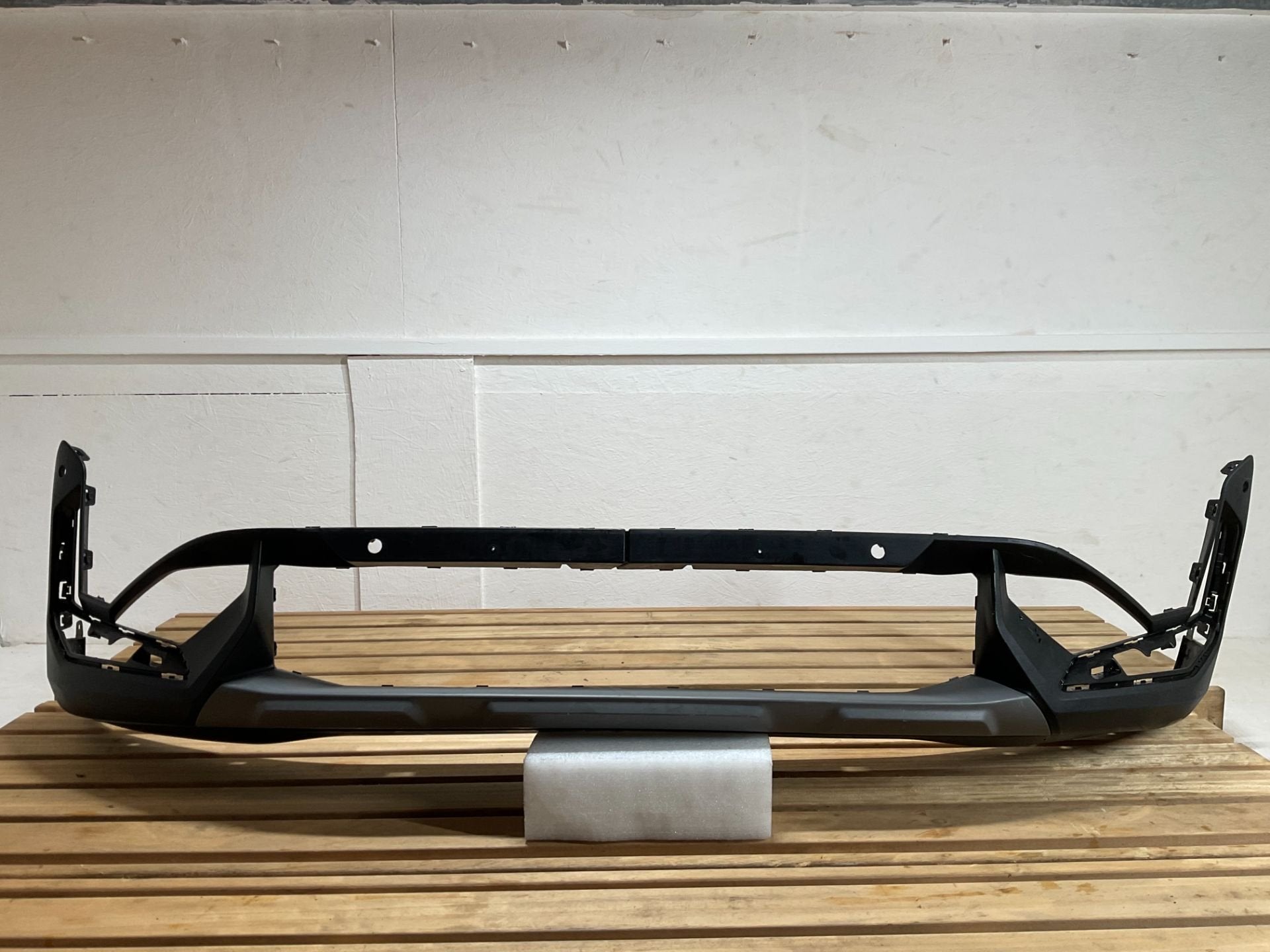 Bumper Grill BMW X1 U11 22-25 51119883580 Onderlip Spoiler, Auto-onderdelen, Petuelring 130
80788  Munich, DE, Gebruikt, Info@bmw.de