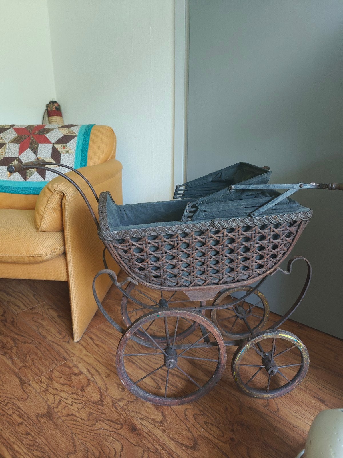 zeer oude antieke kinderwagen, Ophalen