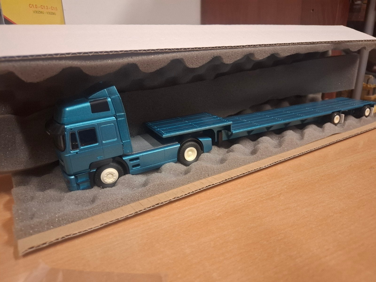 Steyr met dieplader Conrad 1:50, Hobby en Vrije tijd, Modelauto's | 1:50, Ophalen of Verzenden, Nieuw, Bus of Vrachtwagen, Conrad