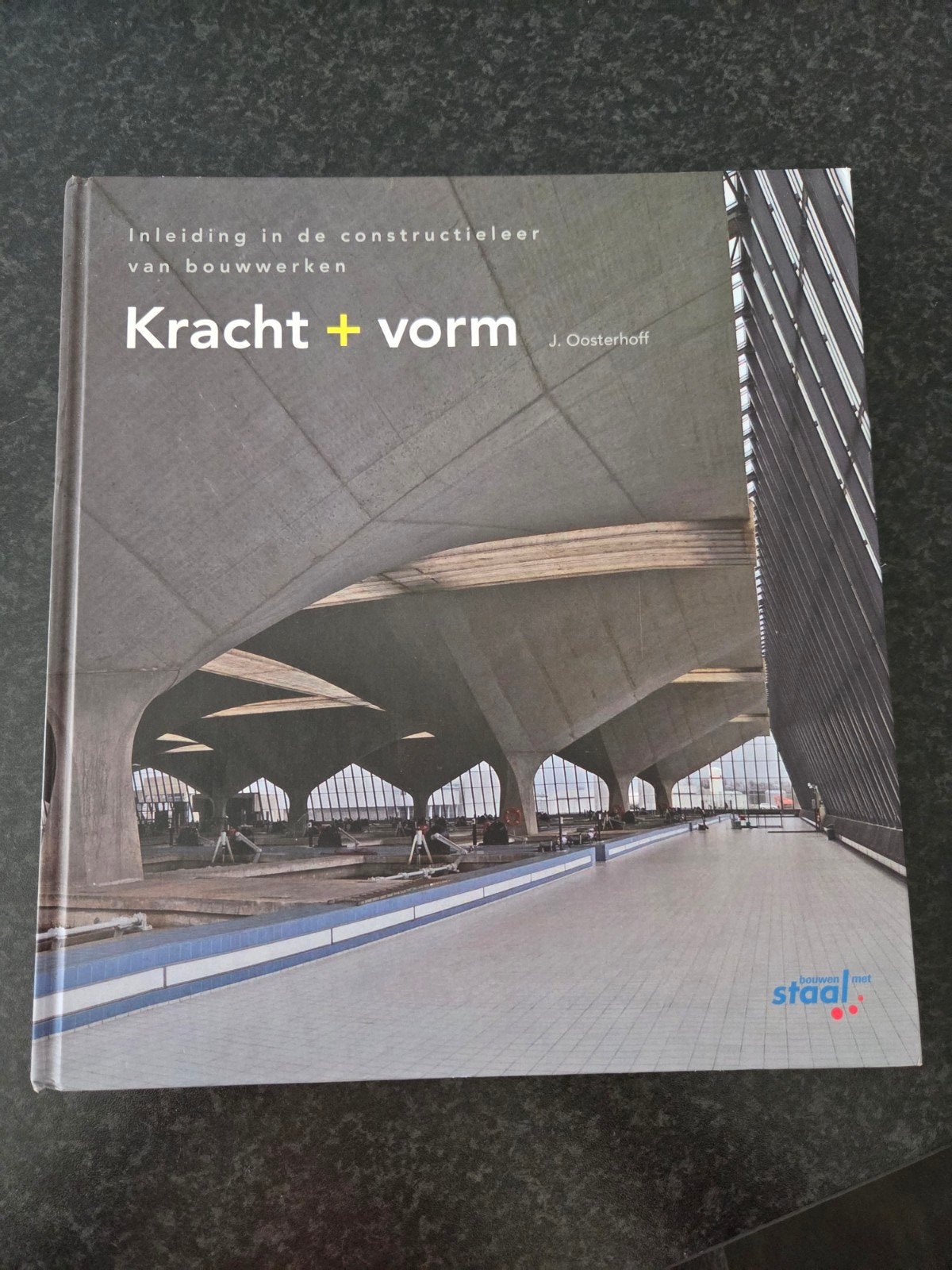 Kracht +Vorm: Inleiding in de constructieleer van bouwwerken, Ophalen of Verzenden, Zo goed als nieuw, Bouwkunde, J. Oosterhoff