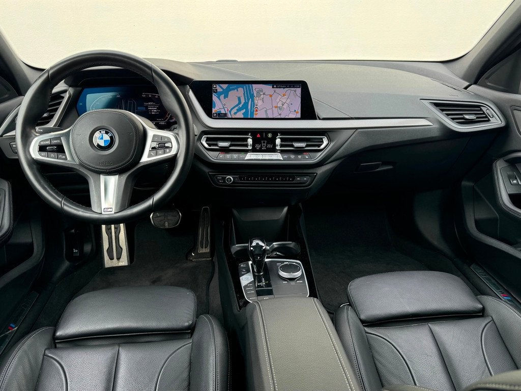 BMW 1-serie 120i High Exe Org NL M-Sport Pano Leer Apple car, Auto's, BMW, 1998 cc, 730 kg, Gebruikt, Euro 6