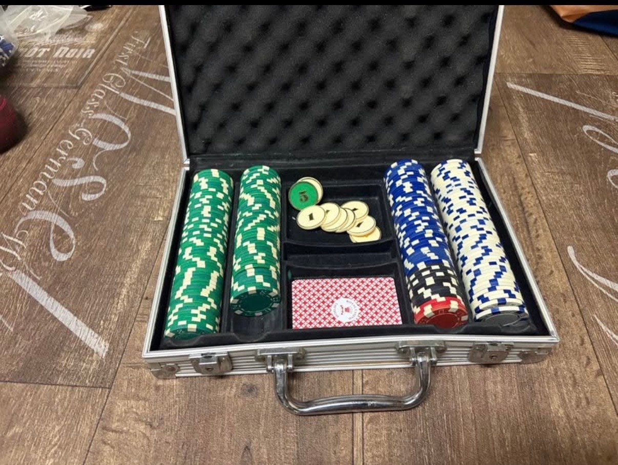 Pokerset met ca. 180 fiches in aluminium koffer, Drie of vier spelers, Ophalen, Gebruikt