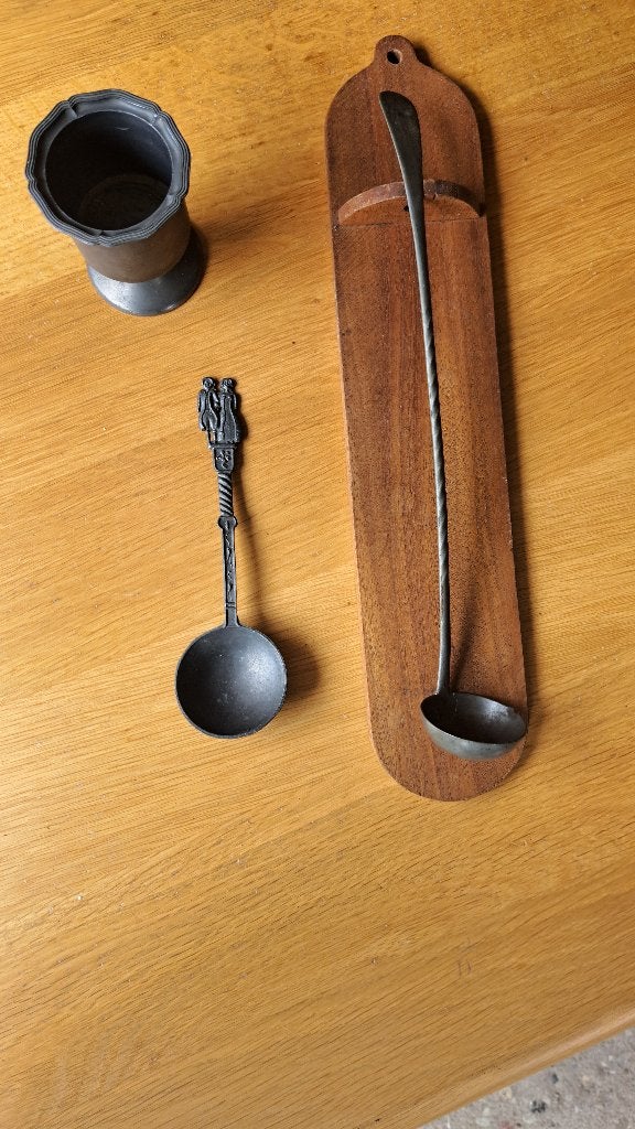 Antiek tinnen engeltjes tin Lepel Beker Soeplepel op plankje, Antiek en Kunst, Antiek | Tin, Ophalen of Verzenden