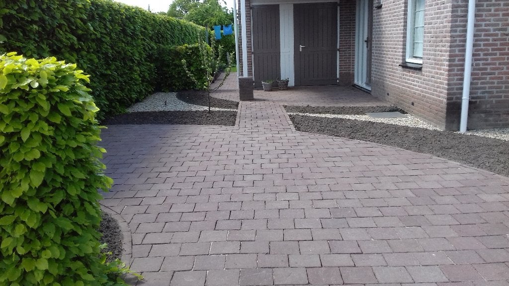 Prachtige oud gebakken bestrating: tegel 20x20x6,5 cm.