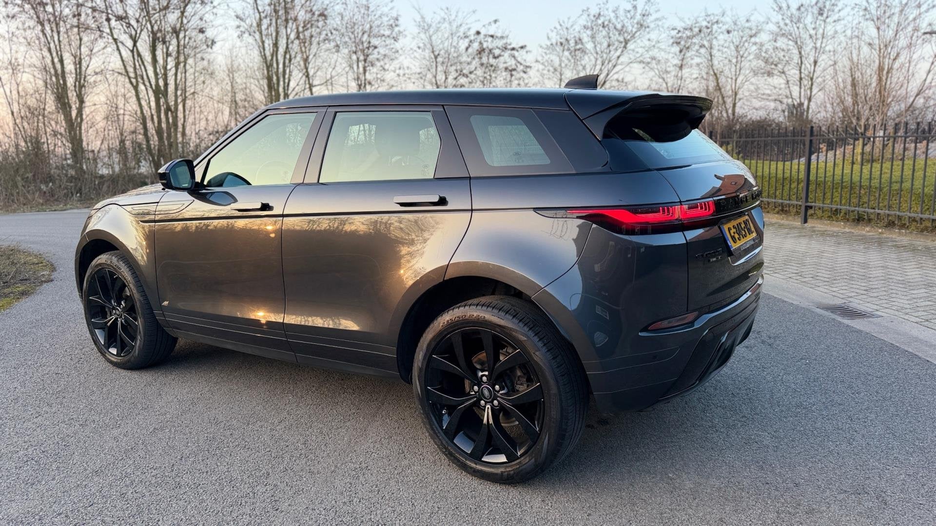 Land Rover Range Rover Evoque 2.0 D180 AWD R-Dynamic SE Leer, Auto's, Automaat, Dealer onderhouden, Automatische klimaatregeling