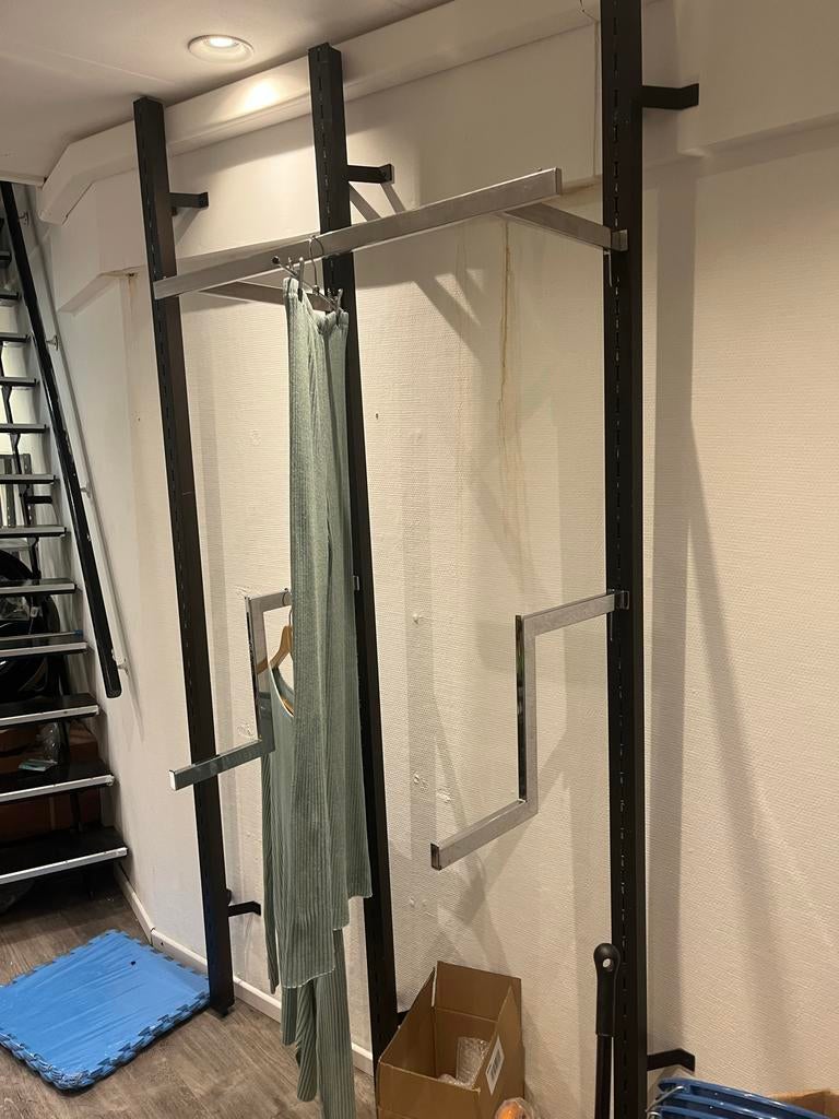 Kleding wandsysteem 32 stangen met hangers voor 100m2 winkel, Zakelijke goederen, Kantoor en Winkelinrichting | Winkel en Inventaris