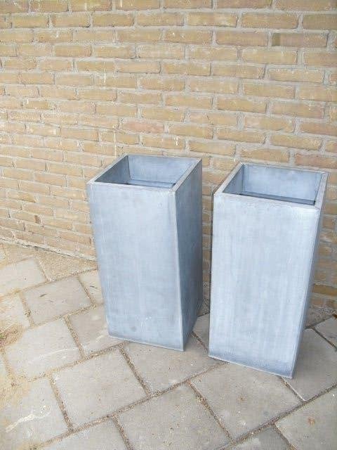 TE KOOP TWEE MOOIE METALEN BLOEMBAKKEN, Ophalen, Rond, Metaal, Minder dan 30 cm