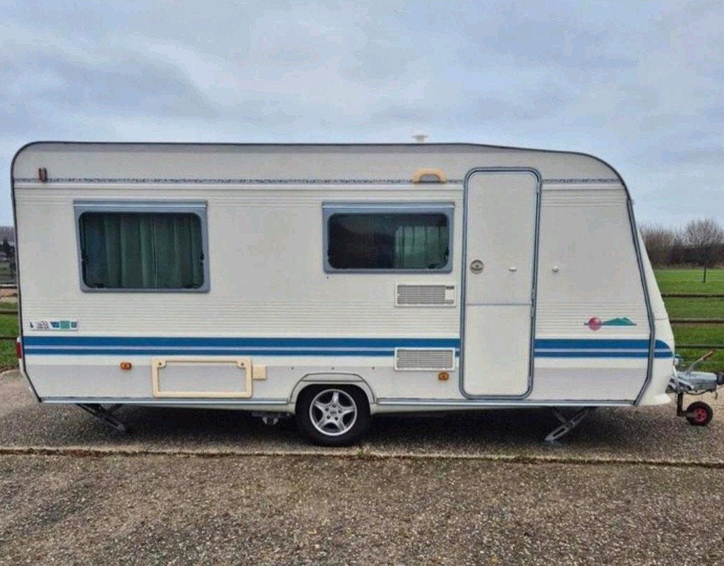 Adria Unica B462 DP | Mover | Voortent + Luifel | Vast Bed, Caravans en Kamperen, Vast bed, Mover, Treinzit, 750 - 1000 kg