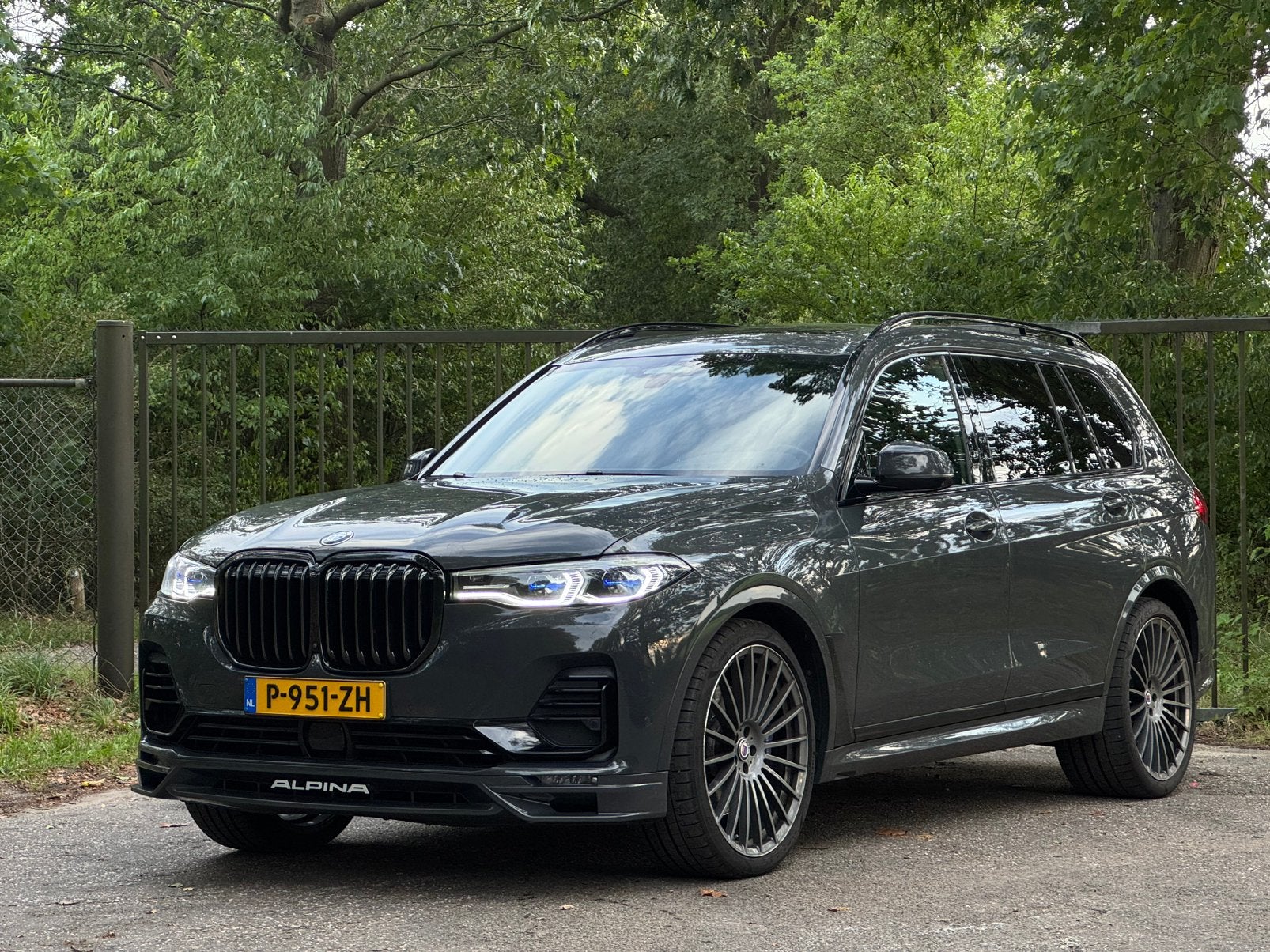 Alpina XB7 Biturbo | 6-ZITS | DRAVITGRAU | SKYLOUNGE |, Auto's, Automaat, 4395 cc, Leder, Vierwielaandrijving