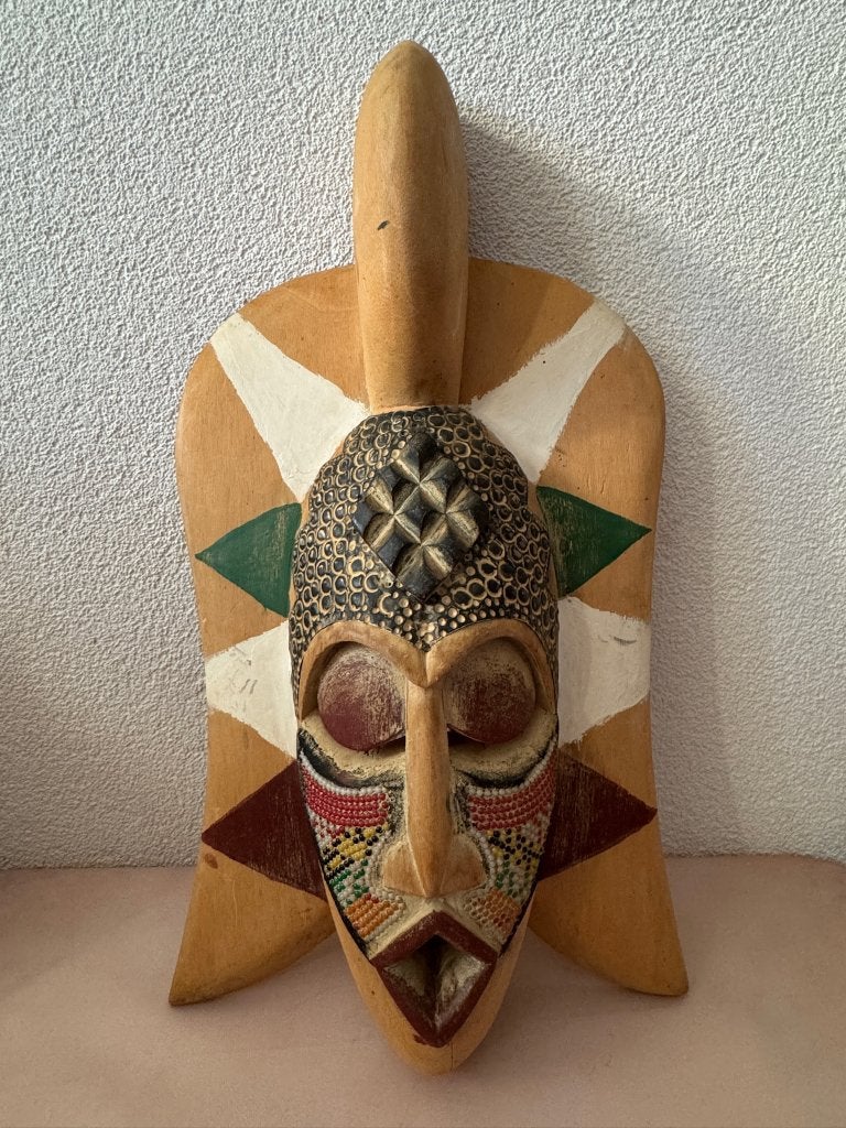 Groot houten Afrikaans wandmasker met schild 44cm, Hout, Afrika, Ophalen of Verzenden, Handgemaakt