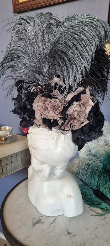 Marie Antoinette thema headpiece met zwarte struisvogelveren, Maat 38/40 (M), Victorian Dolls, Ophalen of Verzenden, Overige thema's