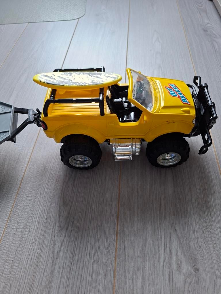 Gele speelgoedjeep met aanhanger en surfplank, Ophalen of Verzenden, Gebruikt