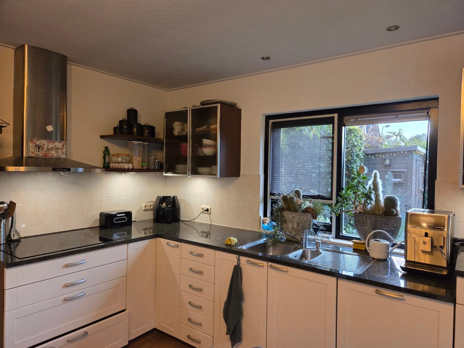 Grote keuken met verdiepte laden en kasten en hoog werkblad, Ophalen, Gebruikt, Wit, Hoekkeuken