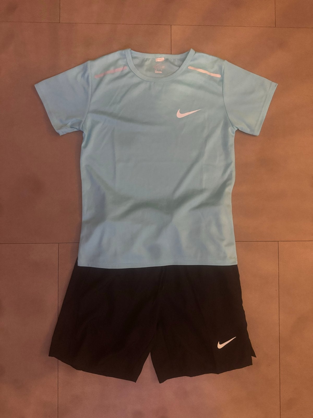 Nike sportset: T-shirt en korte broek, Meerkleurig, Ophalen of Verzenden, Zo goed als nieuw, Hardlopen of Fietsen