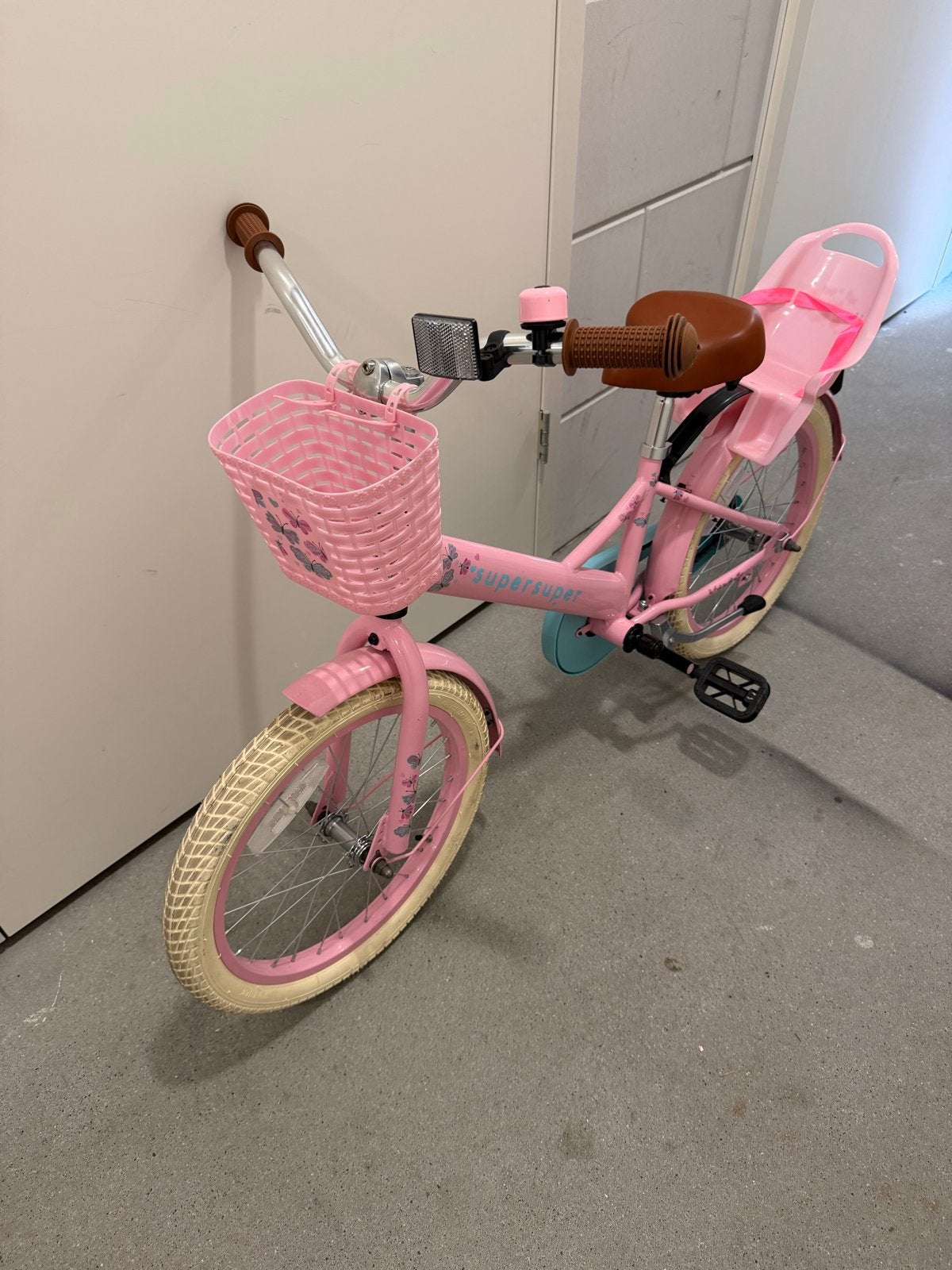 Roze kinderfiets SuperSuper met mandje en poppenzitje, Fietsen en Brommers, Ophalen, Zo goed als nieuw, Terugtraprem, 16 tot 20 inch