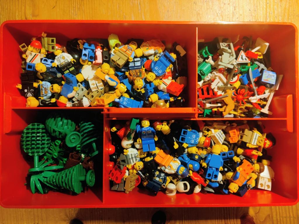 Lego poppetjes, bomen, items inclusief Lego bak, Ophalen of Verzenden