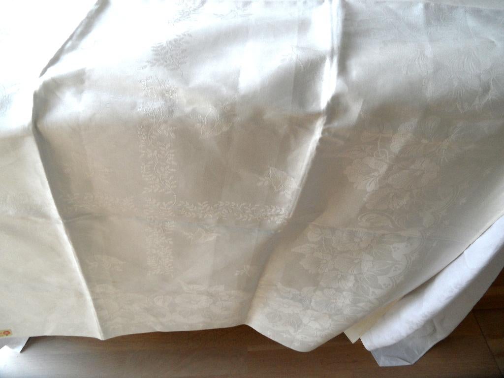 Damast kleed met Mooi  patroon nieuw zie foto's, Ophalen of Verzenden, Nieuw, Beige, Tafelkleed of Tafelzeil