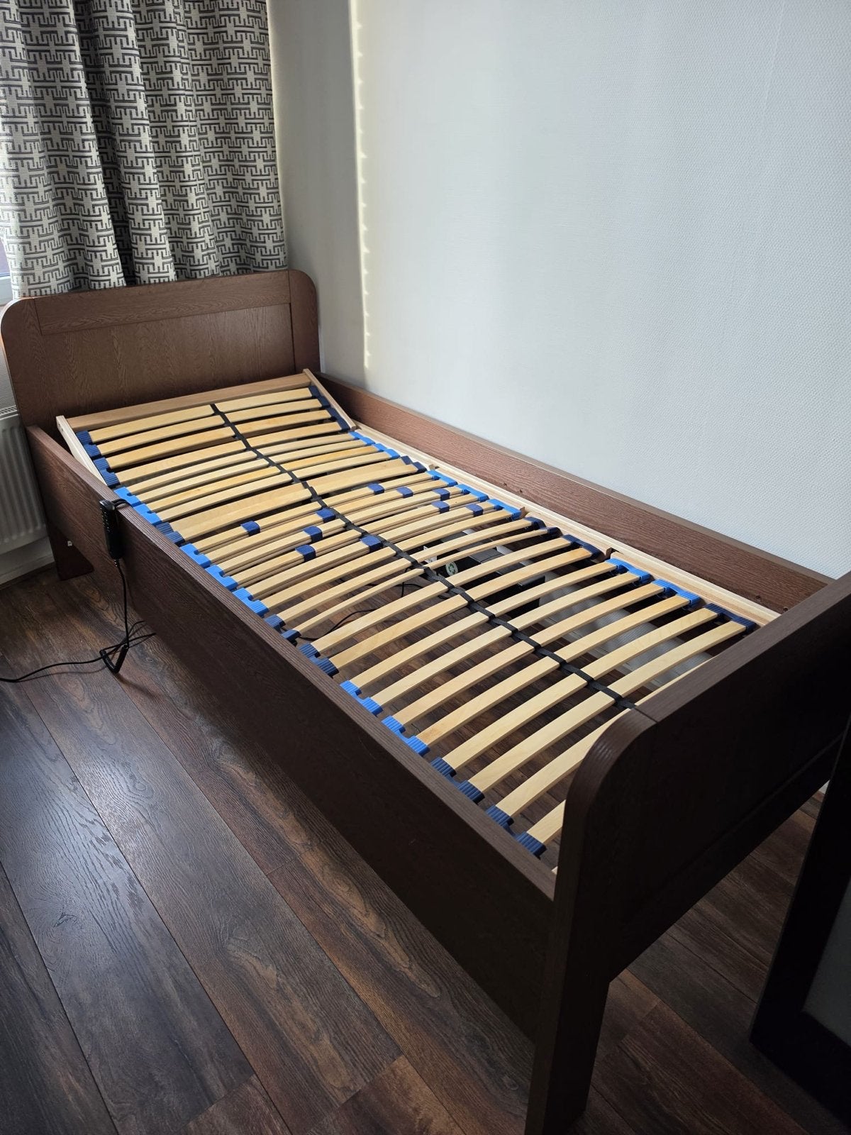 Verstelbaar eenpersoonsbed met lattenbodem, Ophalen, 90 cm, Eenpersoons, Bruin