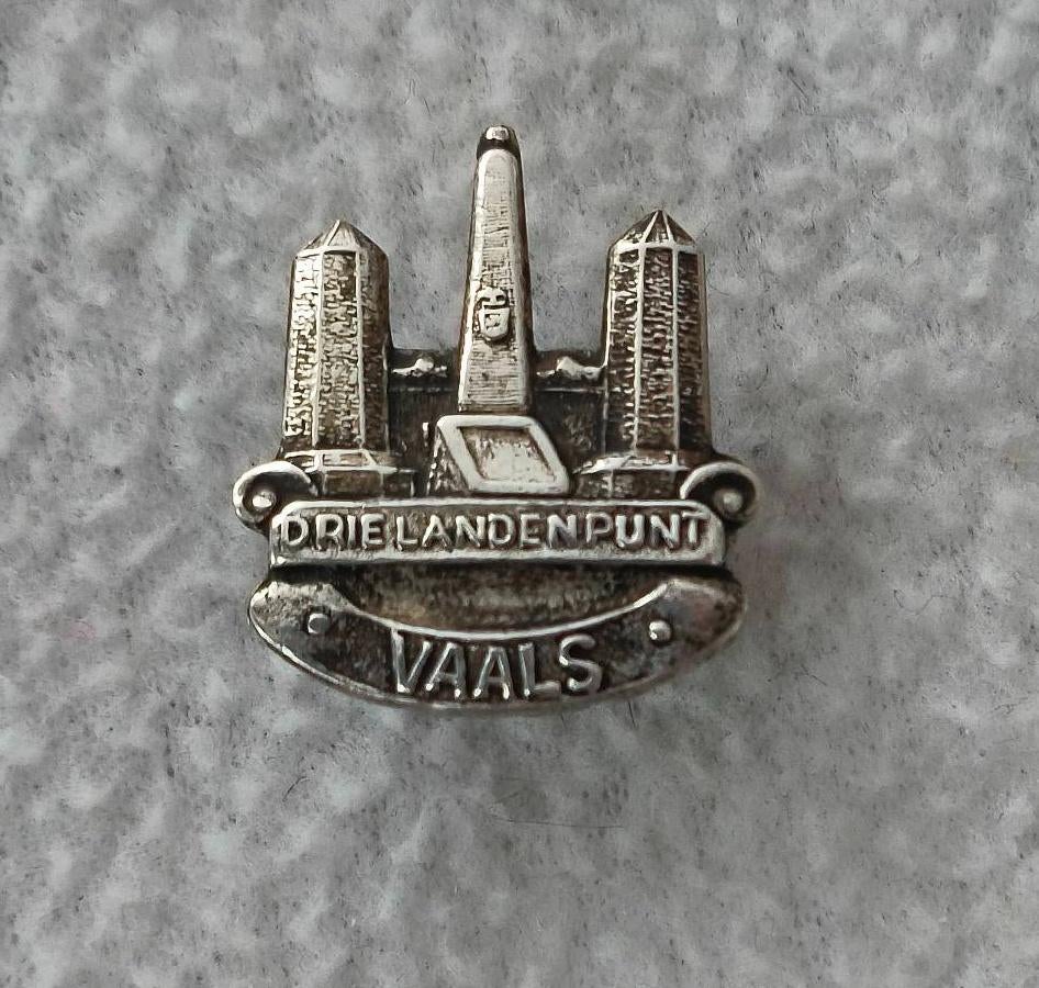 Speld broche Drie landenpunt Vaals, Ophalen of Verzenden, Zo goed als nieuw, Stad of Land, Speldje of Pin