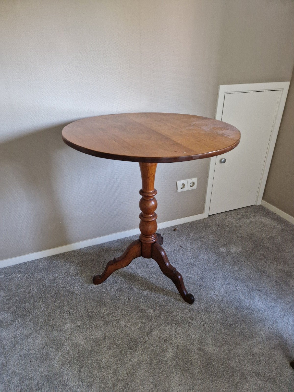 Antieke houten ronde tafel met gedraaide poot, Antiek en Kunst, Ophalen