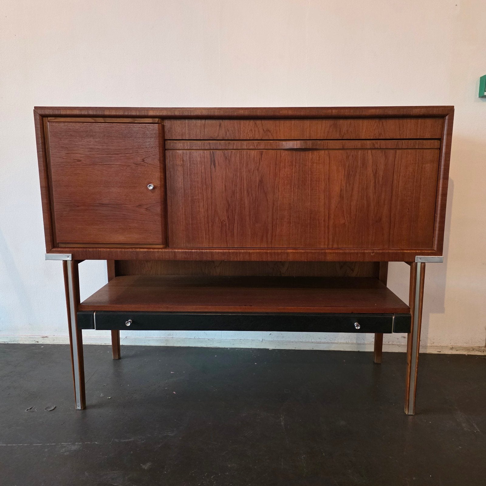 Schitterende Mid-Century Modern barkast /

Audio meubel, Ophalen
