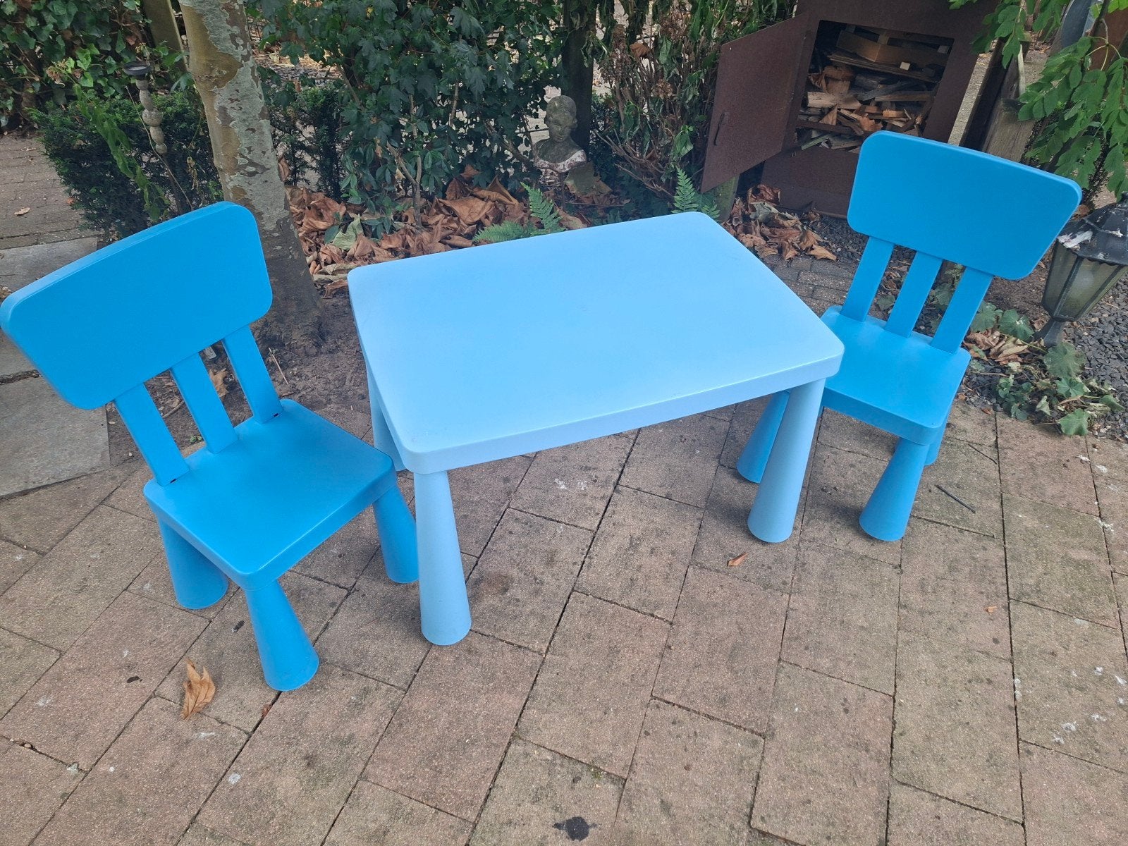Ikea Mammut Kindertafel en twee stoelen - Blauw, Kinderen en Baby's, Kinderkamer | Tafels en Stoelen, Ophalen, Gebruikt, Tafel(s) en Stoel(en)